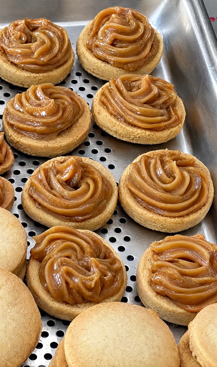 Homemade manjar blanco (dulce de leche) filling